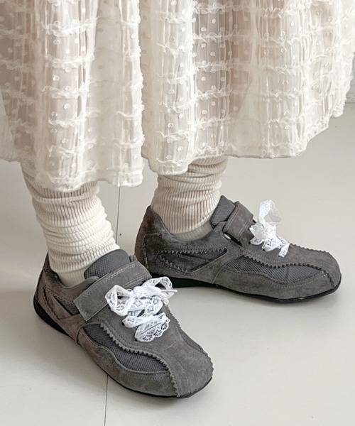 Shoes in Closet(シューズインクローゼット)の「超軽量 2WAY レース紐付 やわらか スエード ベルト フラット スニーカー 572(スニーカー・レディース・ブラック/グレー/キャメル・S/M/L/LL)」の1枚目の写真