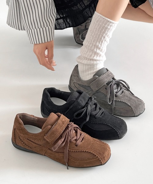 Shoes in Closet(シューズインクローゼット)の「超軽量 2WAY レース紐付 やわらか スエード ベルト フラット スニーカー 572(スニーカー・レディース・ブラック/グレー/キャメル・S/M/L/LL)」の4枚目の写真