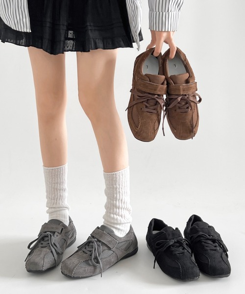 Shoes in Closet(シューズインクローゼット)の「超軽量 2WAY レース紐付 やわらか スエード ベルト フラット スニーカー 572(スニーカー・レディース・ブラック/グレー/キャメル・S/M/L/LL)」の5枚目の写真