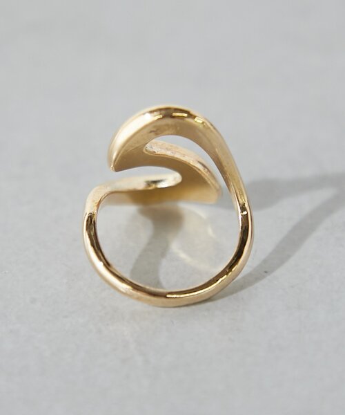 Actually（アクチュアリー）の「Wave line gold ring ウェーブラインゴールドリング（ピアス（両耳用）・レディース・ゴールド・0）」の3枚目の写真