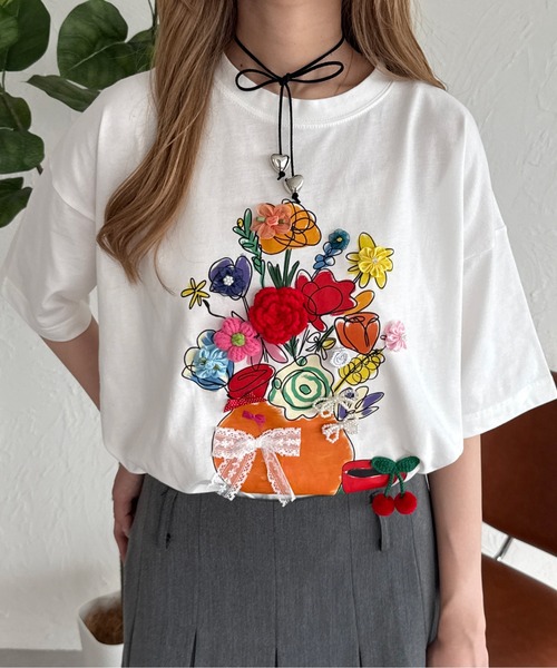 kutir(クティール)の「モチーフ付きフラワーTシャツ(Tシャツ/カットソー・レディース・アイボリー/オフホワイト/オートミール・FREE)」の2枚目の写真