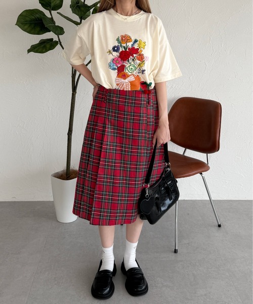 モチーフ付きフラワーTシャツ（Tシャツ/カットソー）｜kutir