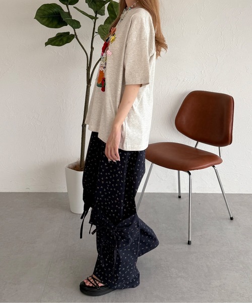 モチーフ付きフラワーTシャツ（Tシャツ/カットソー）｜kutir