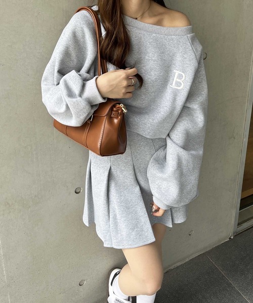 nelliy.(ネルリー)の「【2点/セットアップ】ロゴ刺繍オフショルスウェット+プリーツスカートセットアップ(アンサンブル・レディース・グレー・MEDIUM/LARGE)」の3枚目の写真