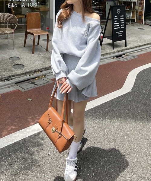 nelliy.(ネルリー)の「【2点/セットアップ】ロゴ刺繍オフショルスウェット+プリーツスカートセットアップ(アンサンブル・レディース・グレー・MEDIUM/LARGE)」の5枚目の写真