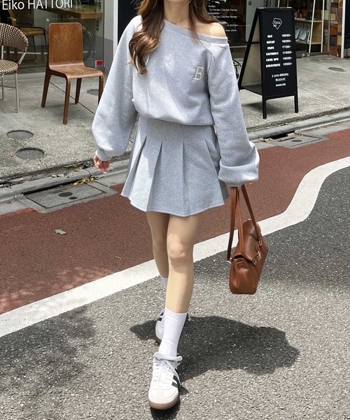 nelliy.(ネルリー)の「【2点/セットアップ】ロゴ刺繍オフショルスウェット+プリーツスカートセットアップ(アンサンブル・レディース・グレー・MEDIUM/LARGE)」の4枚目の写真