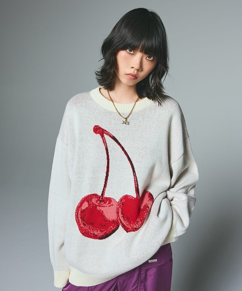 X-girl（エックスガール）の「CHERRY JACQUARD KNIT TOP（ニット/セーター・レディース・ホワイト/ブラック・ONE SIZE）」の2枚目の写真