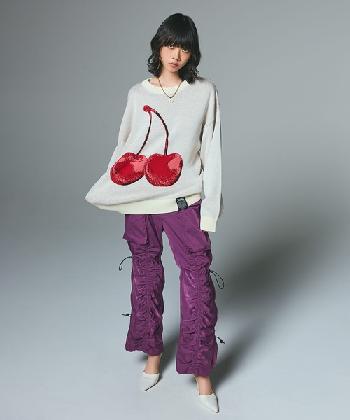 X-girl（エックスガール）の「CHERRY JACQUARD KNIT TOP（ニット/セーター・レディース・ホワイト/ブラック・ONE SIZE）」の3枚目の写真