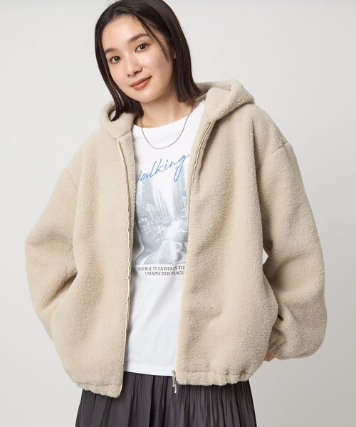 green label relaxing(グリーンレーベルリラクシング)の「【WEB限定】<at ease>フェイクシープファー フード ブルゾン(その他アウター・レディース・ナチュラル/ダークグレー・FREE)」の2枚目の写真