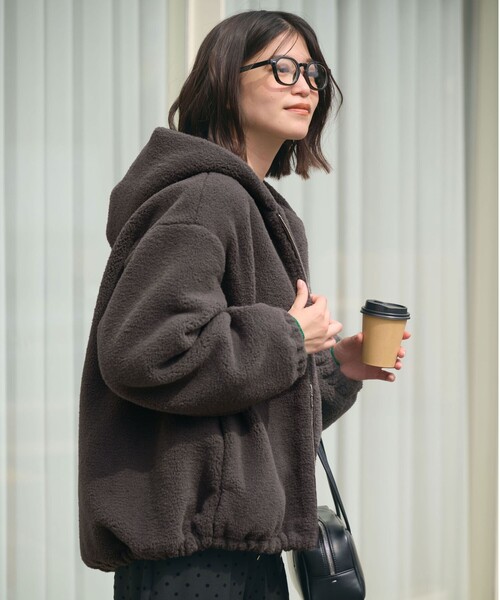 green label relaxing(グリーンレーベルリラクシング)の「【WEB限定】<at ease>フェイクシープファー フード ブルゾン(その他アウター・レディース・ナチュラル/ダークグレー・FREE)」の22枚目の写真