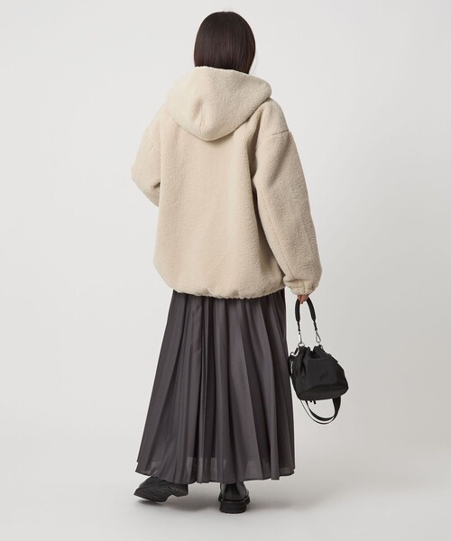green label relaxing(グリーンレーベルリラクシング)の「【WEB限定】<at ease>フェイクシープファー フード ブルゾン(その他アウター・レディース・ナチュラル/ダークグレー・FREE)」の4枚目の写真