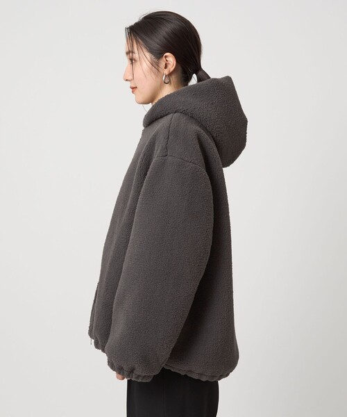 green label relaxing(グリーンレーベルリラクシング)の「【WEB限定】<at ease>フェイクシープファー フード ブルゾン(その他アウター・レディース・ナチュラル/ダークグレー・FREE)」の6枚目の写真