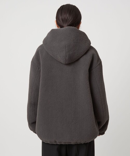green label relaxing(グリーンレーベルリラクシング)の「【WEB限定】<at ease>フェイクシープファー フード ブルゾン(その他アウター・レディース・ナチュラル/ダークグレー・FREE)」の7枚目の写真