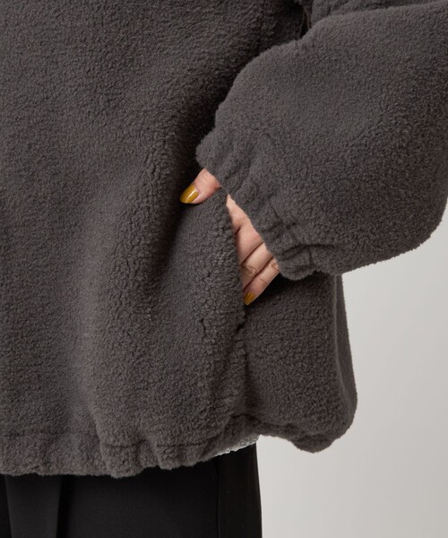 green label relaxing(グリーンレーベルリラクシング)の「【WEB限定】<at ease>フェイクシープファー フード ブルゾン(その他アウター・レディース・ナチュラル/ダークグレー・FREE)」の11枚目の写真