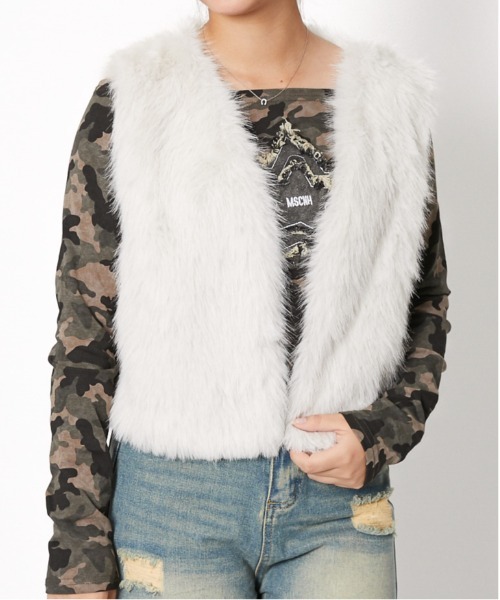 GORGE(ゴージ)の「《ふわモコ×ショート丈》レディース フェイクファー ベスト 秋冬アウター(ベスト・レディース・グレイッシュベージュ/チャコール/アイボリー/ブラウン・F)」の10枚目の写真