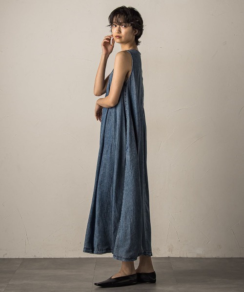 MAYSON GREY（メイソングレイ）の「デニムタックフレアワンピース≪洗濯機で洗える≫（ワンピース・レディース・ネイビー・M）」の2枚目の写真