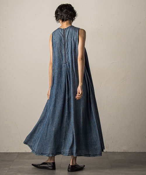 MAYSON GREY（メイソングレイ）の「デニムタックフレアワンピース≪洗濯機で洗える≫（ワンピース・レディース・ネイビー・M）」の3枚目の写真