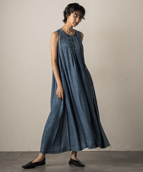 MAYSON GREY（メイソングレイ）の「デニムタックフレアワンピース≪洗濯機で洗える≫（ワンピース・レディース・ネイビー・M）」の4枚目の写真