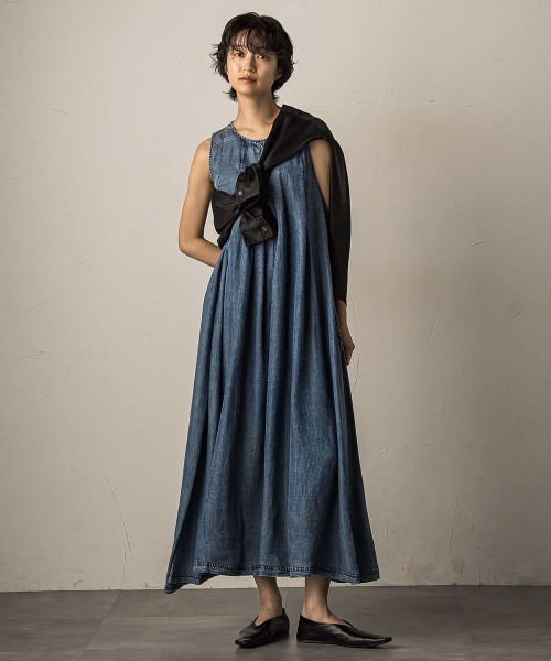 MAYSON GREY（メイソングレイ）の「デニムタックフレアワンピース≪洗濯機で洗える≫（ワンピース・レディース・ネイビー・M）」の5枚目の写真