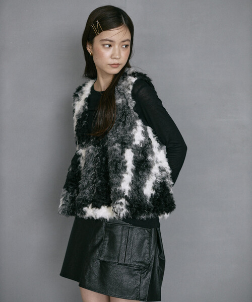 Firsthand（ファーストハンド）の「Firsthand/ファーストハンド ペプラムシルエット カウ柄 フェイクファーベスト（その他アウター・レディース・ブラック/ブラウン系その他・ﾌﾘ-）」の9枚目の写真