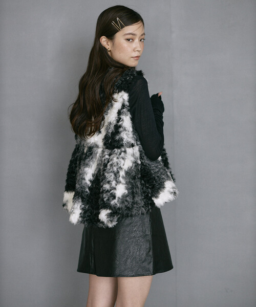 Firsthand（ファーストハンド）の「Firsthand/ファーストハンド ペプラムシルエット カウ柄 フェイクファーベスト（その他アウター・レディース・ブラック/ブラウン系その他・ﾌﾘ-）」の10枚目の写真