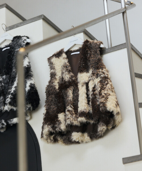Firsthand（ファーストハンド）の「Firsthand/ファーストハンド ペプラムシルエット カウ柄 フェイクファーベスト（その他アウター・レディース・ブラック/ブラウン系その他・ﾌﾘ-）」の20枚目の写真