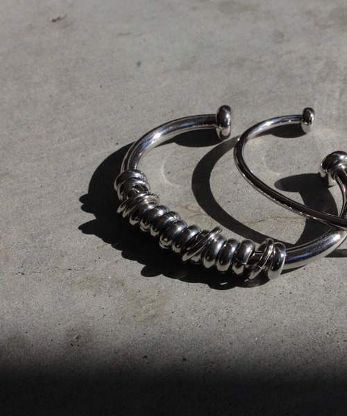 Soierie(ソワリー)の「コイル バングル / Coil bangle(バングル/リストバンド・レディース・シルバー×ゴールド/シルバー・MENS/WOMENS)」の4枚目の写真