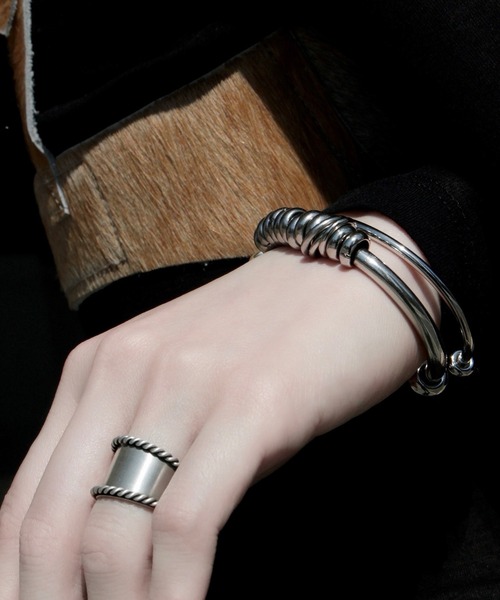 Soierie(ソワリー)の「コイル バングル / Coil bangle(バングル/リストバンド・レディース・シルバー×ゴールド/シルバー・MENS/WOMENS)」の8枚目の写真