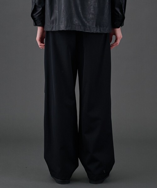 UNITED TOKYO（ユナイテッドトウキョウ）の「CLEAR WOOL パラシュートパンツ |冬服/ウール/ワイド/２WAY/タック/大人カジュアル（その他パンツ・メンズ・ブラック/ダークグレー・1/2）」の10枚目の写真