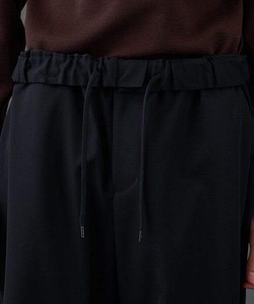 UNITED TOKYO（ユナイテッドトウキョウ）の「CLEAR WOOL パラシュートパンツ |冬服/ウール/ワイド/２WAY/タック/大人カジュアル（その他パンツ・メンズ・ブラック/ダークグレー・1/2）」の15枚目の写真