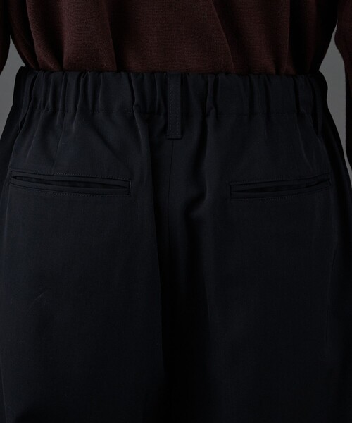 UNITED TOKYO（ユナイテッドトウキョウ）の「CLEAR WOOL パラシュートパンツ |冬服/ウール/ワイド/２WAY/タック/大人カジュアル（その他パンツ・メンズ・ブラック/ダークグレー・1/2）」の17枚目の写真