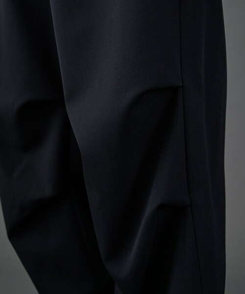 UNITED TOKYO（ユナイテッドトウキョウ）の「CLEAR WOOL パラシュートパンツ |冬服/ウール/ワイド/２WAY/タック/大人カジュアル（その他パンツ・メンズ・ブラック/ダークグレー・1/2）」の16枚目の写真