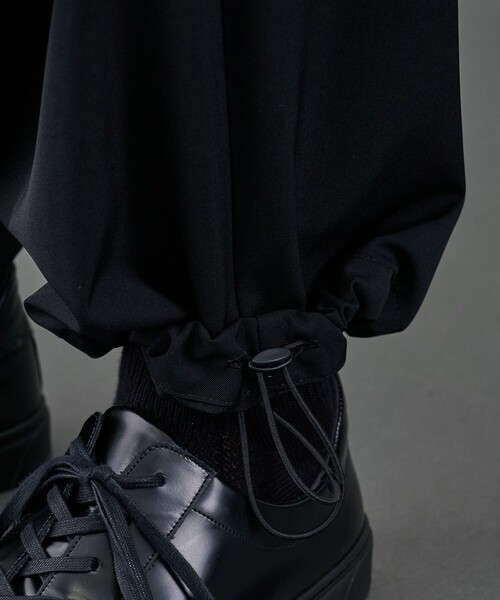 UNITED TOKYO（ユナイテッドトウキョウ）の「CLEAR WOOL パラシュートパンツ |冬服/ウール/ワイド/２WAY/タック/大人カジュアル（その他パンツ・メンズ・ブラック/ダークグレー・1/2）」の22枚目の写真