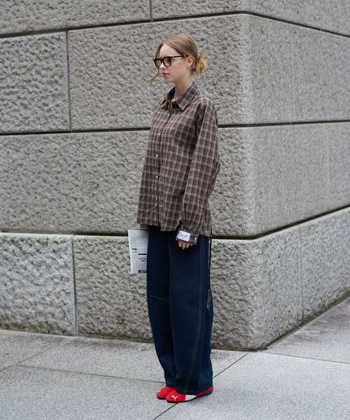 hazyl（ヘイジル）の「stitch curve pants / ステッチカーブパンツ（デニムパンツ・レディース・ブラウン系その他/ブルー・SMALL/MEDIUM）」の12枚目の写真