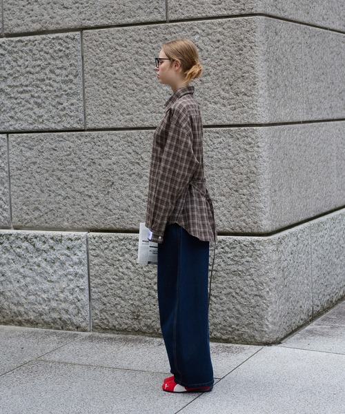 hazyl（ヘイジル）の「stitch curve pants / ステッチカーブパンツ（デニムパンツ・レディース・ブラウン系その他/ブルー・SMALL/MEDIUM）」の13枚目の写真