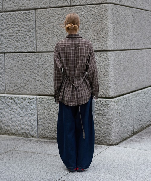 hazyl（ヘイジル）の「stitch curve pants / ステッチカーブパンツ（デニムパンツ・レディース・ブラウン系その他/ブルー・SMALL/MEDIUM）」の14枚目の写真