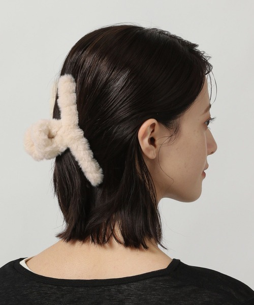 LAKOLE(ラコレ)の「もこもこファーバンスクリップ / 601578(バレッタ/ヘアクリップ・レディース・ベージュ/シルバーグレー/ブラック・FREE)」の3枚目の写真