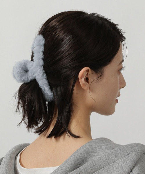 LAKOLE(ラコレ)の「もこもこファーバンスクリップ / 601578(バレッタ/ヘアクリップ・レディース・ベージュ/シルバーグレー/ブラック・FREE)」の2枚目の写真