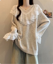 ゆったりシルエットのフリルニット