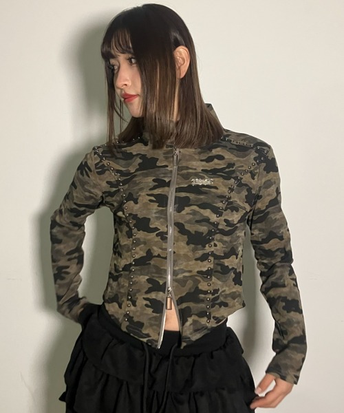 .KOM(ドットコム)の「A'GEM/9 × .kom 『.kom/ドットケーオーエム』Studded Camo Cropped Zip Top/Y2K スタッズカモクロップドジップトップス(その他トップス・レディース・チャコールグレー/グリーン・FREE)」の2枚目の写真