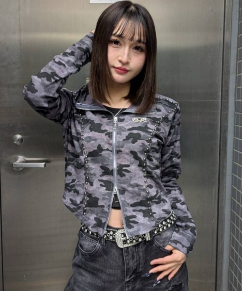 .KOM(ドットコム)の「A'GEM/9 × .kom 『.kom/ドットケーオーエム』Studded Camo Cropped Zip Top/Y2K スタッズカモクロップドジップトップス(その他トップス・レディース・チャコールグレー/グリーン・FREE)」の7枚目の写真
