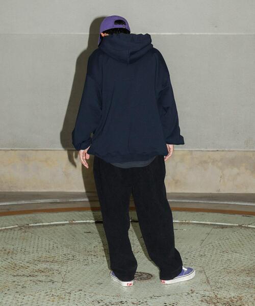 URBAN RESEARCH(アーバンリサーチ)の「Wide Dad Dad SWEAT PARKA(パーカー・メンズ・ネイビー/レッド・1/2)」の22枚目の写真