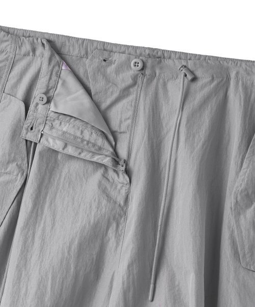 MUSINSA STANDARD WOMAN（ムシンサスタンダードウーマン）の「ウィメンズ ブライト ナイロン パラシュートパンツ [シルバー]（その他パンツ・レディース・その他・30/24/26/28）」の5枚目の写真