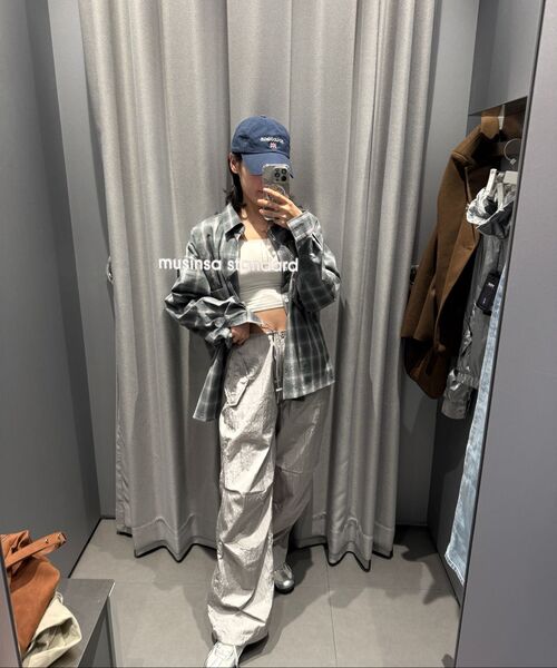 MUSINSA STANDARD WOMAN（ムシンサスタンダードウーマン）の「ウィメンズ ブライト ナイロン パラシュートパンツ [シルバー]（その他パンツ・レディース・その他・30/24/26/28）」の13枚目の写真