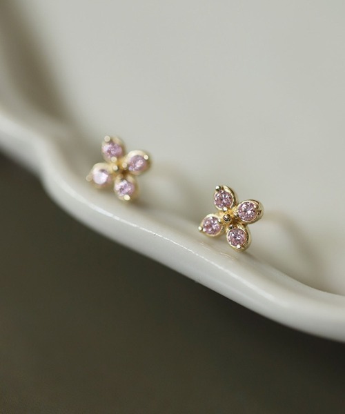 yu-ka（ユーカ）の「YU-KA:フラワーデザインミニピアス flower design mini pierce（ピアス（両耳用）・レディース・ゴールド・FREE）」の3枚目の写真