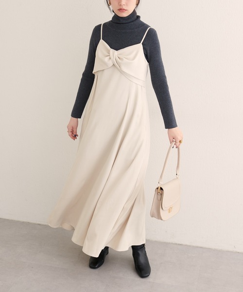 natural couture（ナチュラルクチュール）の「〈osono〉ねじりリボンキャミワンピース（ワンピース・レディース・ブラック/アイボリー/グレー・MEDIUM/LARGE）」の4枚目の写真