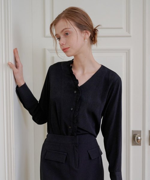 Vネックフリルシャツブラック[T41]（シャツ/ブラウス）｜BIBYSEOB