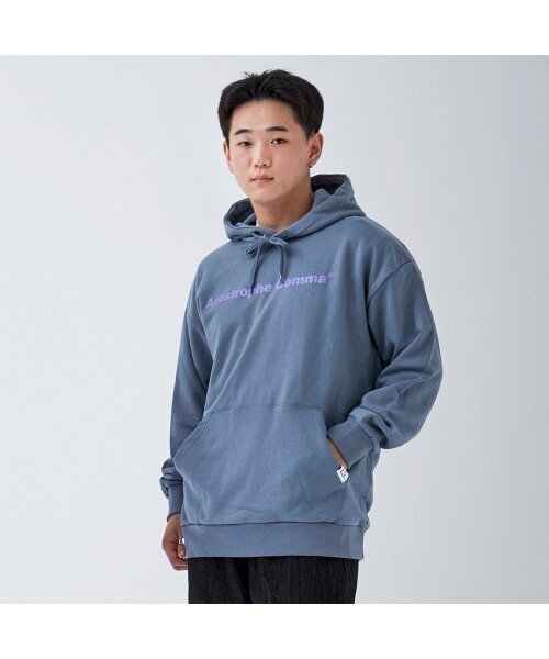 APOSTROPHE COMMA(アポストロフィコンマ)の「ベーシックフルネームロゴフードパーカー(ソラ/パープル)(パーカー・メンズ・スカイブルー・LARGE/MEDIUM)」の1枚目の写真