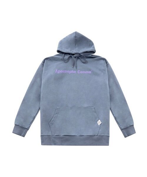 APOSTROPHE COMMA(アポストロフィコンマ)の「ベーシックフルネームロゴフードパーカー(ソラ/パープル)(パーカー・メンズ・スカイブルー・LARGE/MEDIUM)」の2枚目の写真