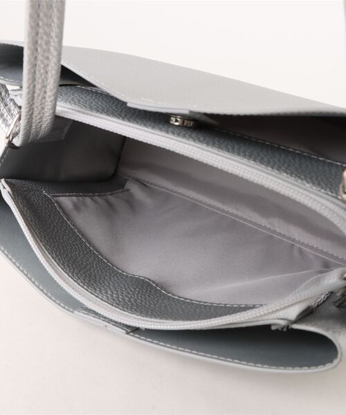 Right-on（ライトオン）の「【HONEYSUCKLE ROSE】三層ヨコ型ミニショルダー (ミニマルデザイン / レザーライク素材 / 都会的スタイル)（ショルダーバッグ・レディース・ブラック/シルバー/オフホワイト/ライトグレー・ONE SIZE）」の9枚目の写真